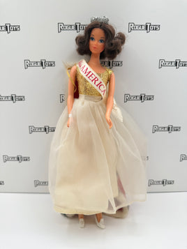 Mattel Walk Lively Miss America Barbie Doll w/ Golden Dream Barbie Doll Accessories